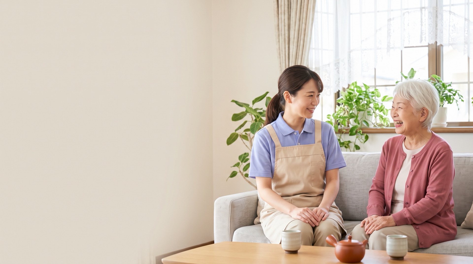 リビングでシニアの女性とスタッフが談笑する様子(AI生成の見本画像)